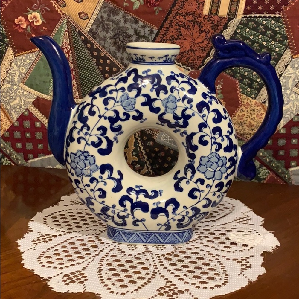 Large Blue & White Andrea by Sadak Flower Vase